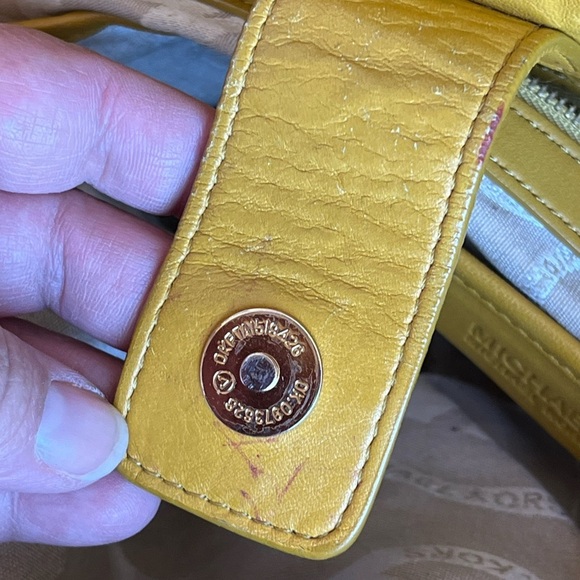 Michael Kors Beverley Mustard Yellow- Gold Drawstring Bag- rare vintage - Picture 3 of 16